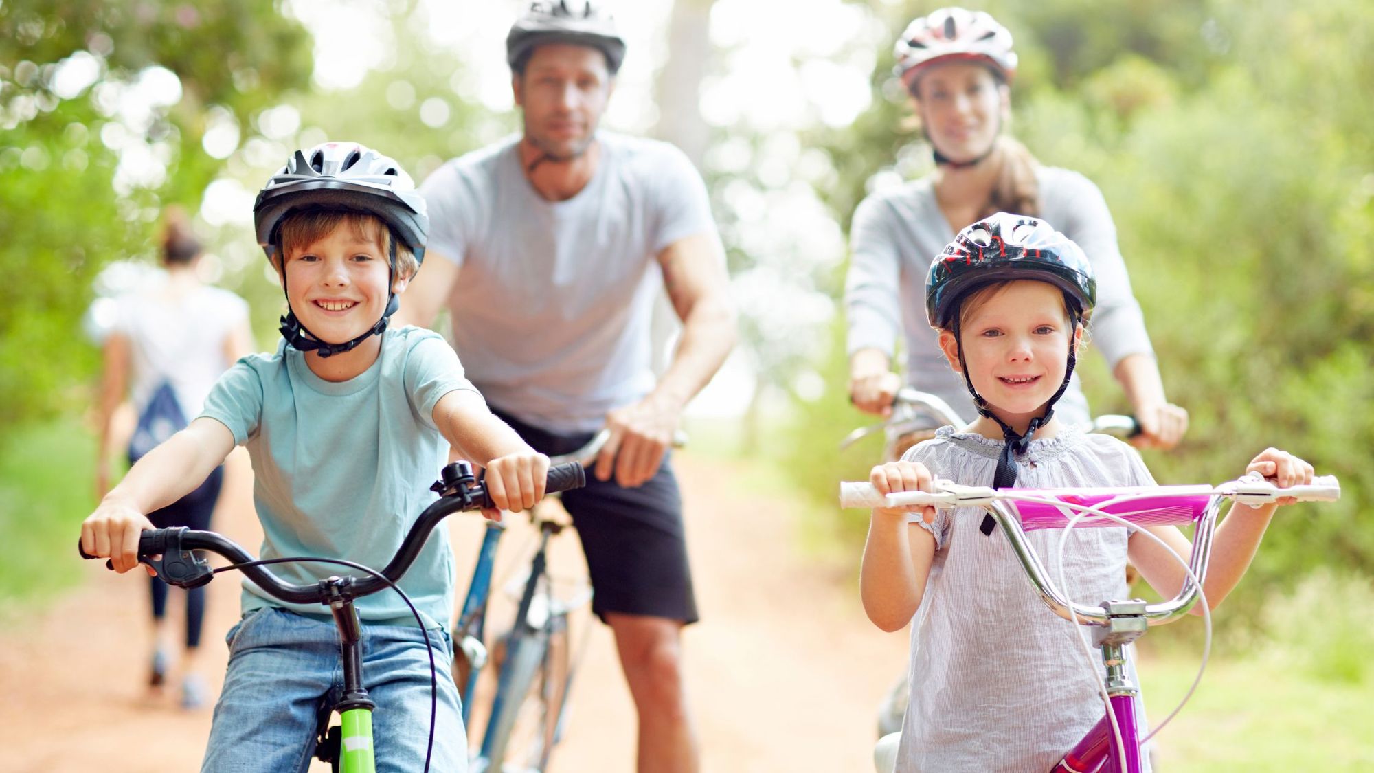 10 Outdoor Family Activities To Stay Active With Your Family This Winter