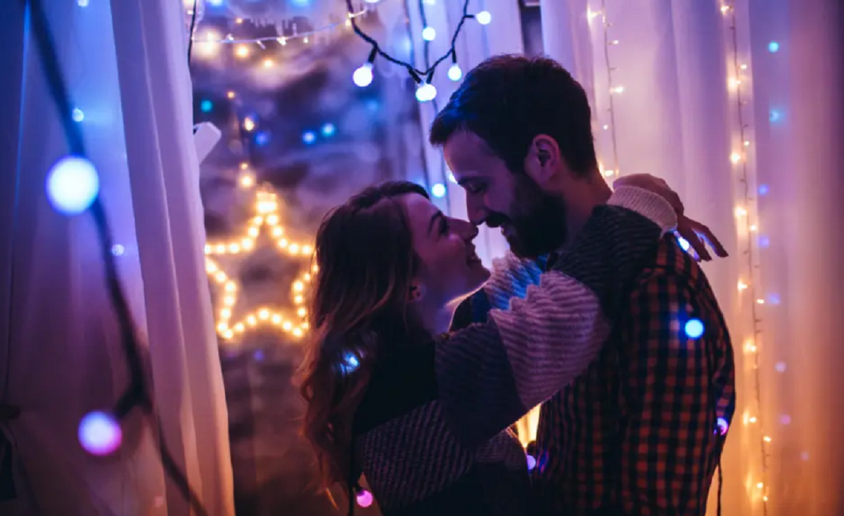 Kissing at Midnight on NYE: The Sentiment Behind This Tradition